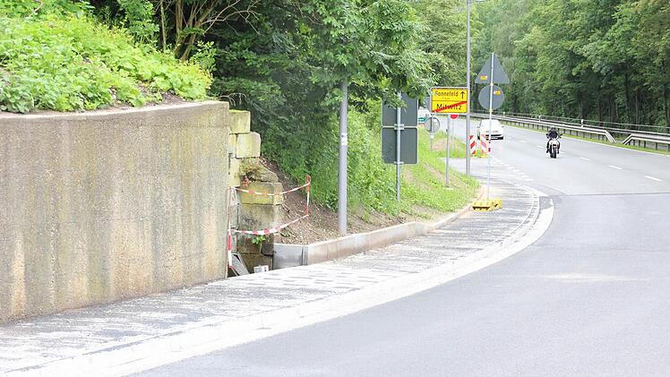 Der Gehsteig in Richtung Wanderparkplatz konnter verlängert werden,...  Foto: Friedwald Schedel