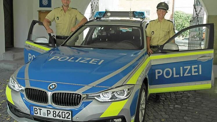 Polizeihauptmeisterin Bianca Schneider und Polizeiobermeister Patrik Sponsel präsentieren das neue Dienstfahrzeug. Fotos: Peter Müller