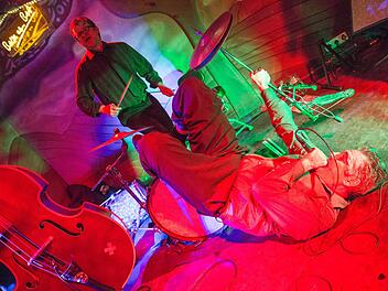 Der S&auml;nger Jake Calypso arbeitet mit ganzen K&ouml;rpereinsatz - hier lebt einer den Rock'n&lsquo;Roll. Fotos: Ren&eacute; Ruprecht