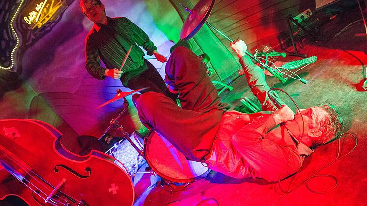 Der S&auml;nger Jake Calypso arbeitet mit ganzen K&ouml;rpereinsatz - hier lebt einer den Rock'n&lsquo;Roll. Fotos: Ren&eacute; Ruprecht