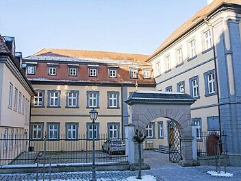 Um das Rathaus in der Hauptstraße in Haßfurt barrierefrei zu gestalten, soll im Innenhof des Gebäudes (rechts im Bild) ein gläserner Aufzug errichtet und am südlichen Gebäude (links im Bild) in einem kleinen Anbau ein Etagenlift eingebaut werden.  Foto: Ulrike Langer