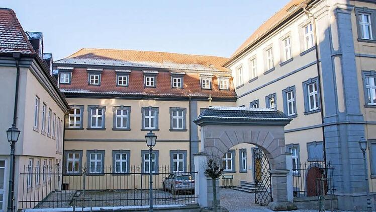 Um das Rathaus in der Hauptstraße in Haßfurt barrierefrei zu gestalten, soll im Innenhof des Gebäudes (rechts im Bild) ein gläserner Aufzug errichtet und am südlichen Gebäude (links im Bild) in einem kleinen Anbau ein Etagenlift eingebaut werden.  Foto: Ulrike Langer
