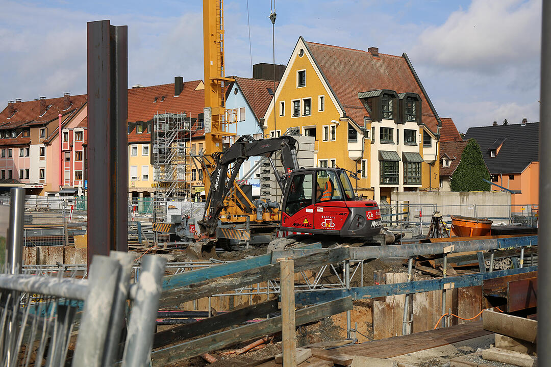 Rohrbruch setzt Tiefgarage unter Wasser - THW und Feuerwehr müssen in der Nacht anrücken – Bauarbeiter übernehmen am Morgen die Reinigungsarbeiten – Tiefgarage bleibt für die Öffentlichkeit gesperrt – Ausmaß des Wasserschadens immer noch erkennbar