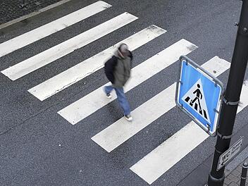 Der Porsche-Fahrer hat den verletzten Fu&szlig;g&auml;nger einfach liegen gelassen.Symbolbild/Ronald Wittek/dpa