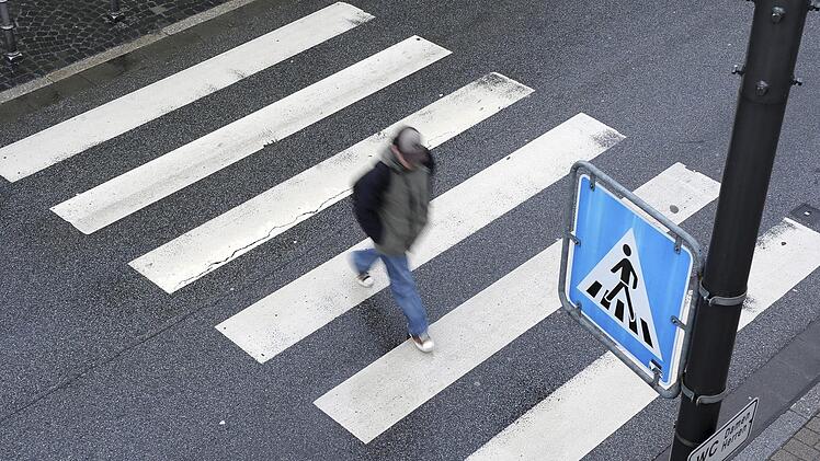 Der Porsche-Fahrer hat den verletzten Fu&szlig;g&auml;nger einfach liegen gelassen.Symbolbild/Ronald Wittek/dpa