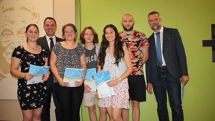Für ihr Praktikum in Bursa erhielten   fünf Schüler der Berufsschule und der Fachoberschule den   Euro-Mobilitätspass. Das Bild zeigt (von links) Katharina Schott,   Schulleiter Alexander Battistella, Vanessa Schielke, Benjamin Morales,   Semra Fischer, Yusuf Yilmaz und Studiendirektor Christof Pöhlmann. Sephan Stöckel
