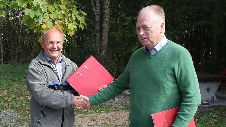 Den Forstbetriebsplan für die nächsten 20 Jahre übergab Forstdirektor  Bernhard Zürner (links) an Bürgermeister Helmut Blank. Dieter Britz