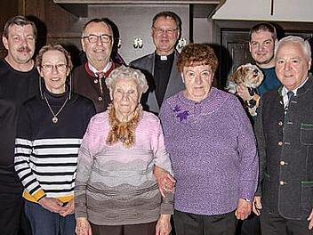 Auf dem Bild von links hinten: Enkel Thomas, Bürgermeister Jürgen Kohmann, Stadtpfarrer Georg Birkel und Enkel Andreas; vorne von links: Tochter Ingrid, Jubilarin Berta Balm, Tochter Elisabeth und stellvertretender Landrat Helmut Fischer  Foto: Hartmut Klamm