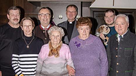 Auf dem Bild von links hinten: Enkel Thomas, Bürgermeister Jürgen Kohmann, Stadtpfarrer Georg Birkel und Enkel Andreas; vorne von links: Tochter Ingrid, Jubilarin Berta Balm, Tochter Elisabeth und stellvertretender Landrat Helmut Fischer  Foto: Hartmut Klamm