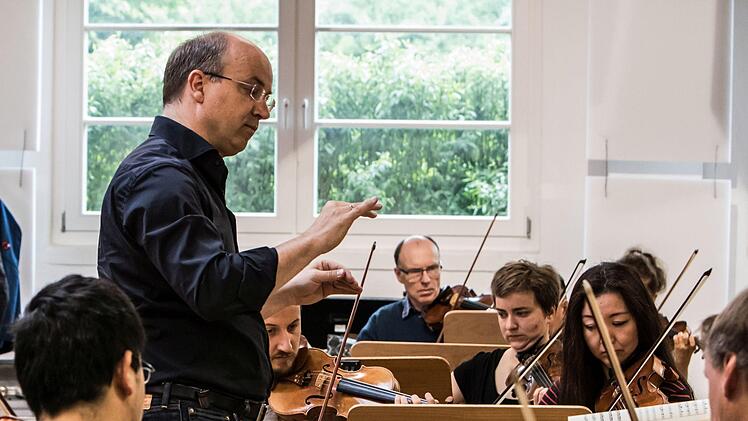 Coburgs Generalmusikdirektor Roland Kluttig probt mit dem Philharmonischen Orchester für das London-Gastspiel des Landestheaters.Foto:_Jochen Berger