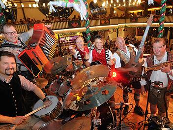 Die "Münchner Zwietracht" um den Kulmbacher Andi Häckel (Zweiter von links) konzertiert  am ersten Bierfestsonntag in Kulmbach. Wer einen Vorgeschmack auf das Premierenkonzert der Band haben möchte, der sollte Sonntag ab 10 Uhr  in die ARD-Sendung "Immer wieder Sonntags" mit Stefan Mross reinschauen, denn dort sind die Musiker live zu Gast.privat