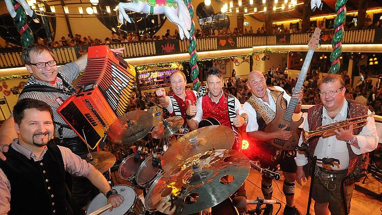 Die "Münchner Zwietracht" um den Kulmbacher Andi Häckel (Zweiter von links) konzertiert  am ersten Bierfestsonntag in Kulmbach. Wer einen Vorgeschmack auf das Premierenkonzert der Band haben möchte, der sollte Sonntag ab 10 Uhr  in die ARD-Sendung "Immer wieder Sonntags" mit Stefan Mross reinschauen, denn dort sind die Musiker live zu Gast.privat