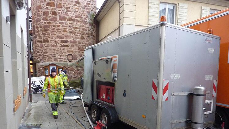 Blick in die Turmgasse während der Kanalsanierung, Anhänger plus Lkw beherbergen die Technik. Katja Romeis