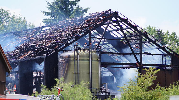 In einer Lagerhalle der Straßenmeisterei Feuchtwangen kam es zu einem Brand mit Sachschaden im siebenstelligen Bereich.