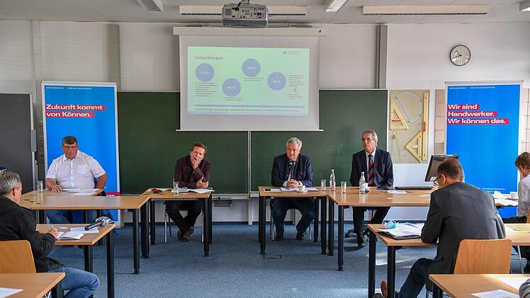 Pressekonferenz im BTZ Bamberg mit den Kammer-Vorstandsmitgliedern (v.l.) Michael Klein, Karl-Peter Wittig, Matthias Graßmann (Vizepräsident) sowie Geschäftsführer Bernd Sauer. Foto: Ronald Rinklef