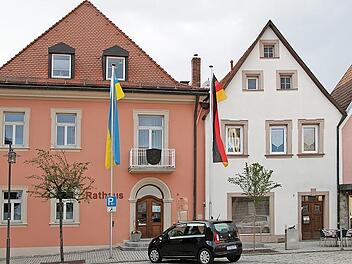 Im schmalen Gebäude zwischen Rathaus (links) und "Ratskeller" (rechts) soll einmal das neue Büro für Stadtumbaumanagement und Tourismus beheimaten. Doch der Umbau kommt viel teurer als zunächst gedacht.