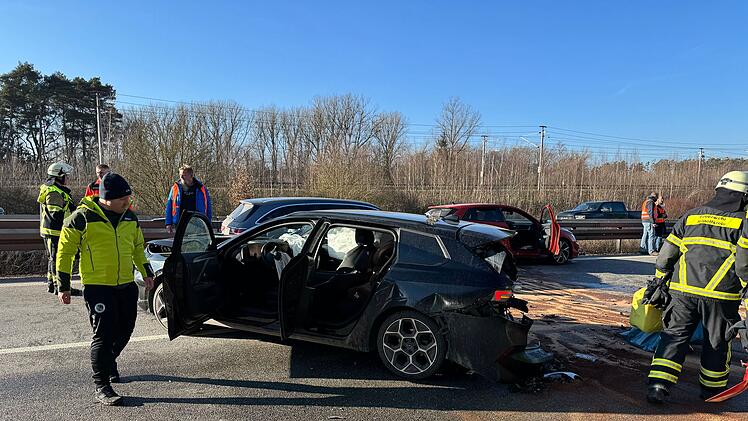 Kreis Roth: Mehrere Unfälle auf der A9 in kürzester Zeit - Gaffer verursachen wohl Massenkarambolage