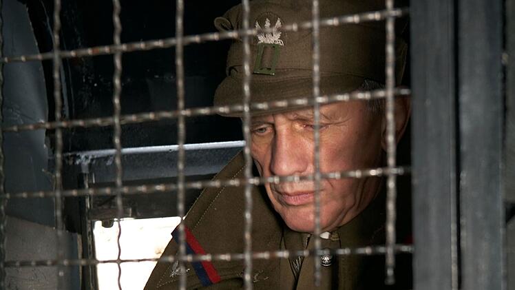 Ungewisse Zukunft: Unter den vielen Opfern von Katyn ist auch ein General (Jan Englert), der seinem Schicksal betend entgegensieht.