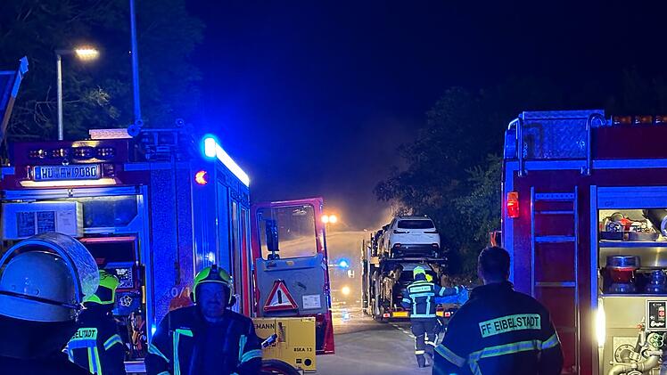 Autotransporter samt Neuwagen brennt im Kreis W&uuml;rzburg aus