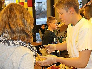 Thomas Michel (rechts) wird für seine Mitschüler zum Caterer. Fotos: Corinna Igler