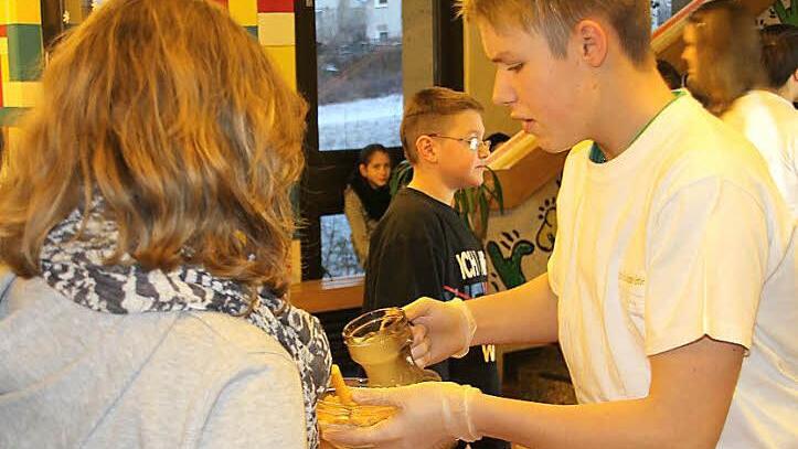 Thomas Michel (rechts) wird für seine Mitschüler zum Caterer. Fotos: Corinna Igler