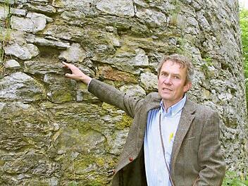 Betriebsleiter Fritz Maier von den Bayerischen Staatsforsten möchte die Burgruine Nordeck möglichst bald sanieren. Sie soll wieder Ein Anziehungspunkt für ERinheimische und Touristen werden. Fotos: Sonja Adam