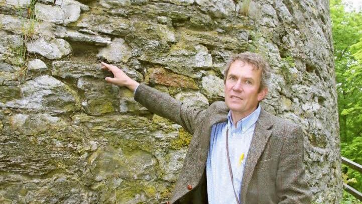 Betriebsleiter Fritz Maier von den Bayerischen Staatsforsten möchte die Burgruine Nordeck möglichst bald sanieren. Sie soll wieder Ein Anziehungspunkt für ERinheimische und Touristen werden. Fotos: Sonja Adam