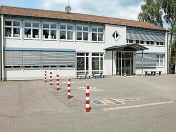 Noch keine Verwendung hat der Gemeinderat Schneckenlohe für das ab dem Schuljahr 2015/16 leerstehende Schulgebäude.  Foto: Herbert Fischer