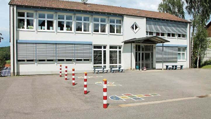 Noch keine Verwendung hat der Gemeinderat Schneckenlohe für das ab dem Schuljahr 2015/16 leerstehende Schulgebäude.  Foto: Herbert Fischer