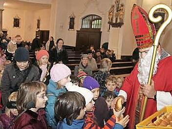 Wenn der Heilige Nikolaus Weckla verteilt, strömen die Stadtsteinacher Kinder vom Weihnachtsmarkt in die Kirche. Foto: Sonja Adam
