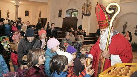 Wenn der Heilige Nikolaus Weckla verteilt, strömen die Stadtsteinacher Kinder vom Weihnachtsmarkt in die Kirche. Foto: Sonja Adam