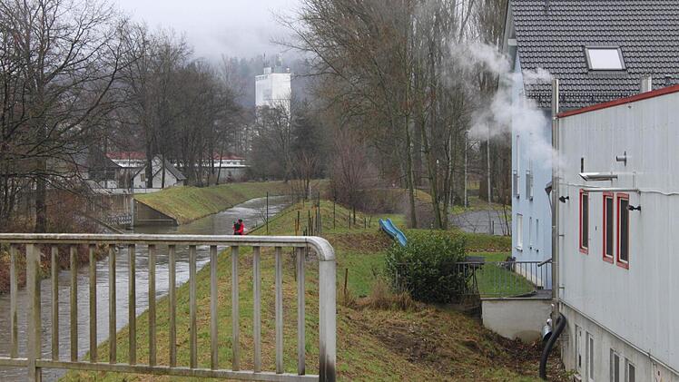 Derzeit sieht der Weiße Main bei der Metzgerei Kleinheinz ganz friedlich aus. Foto: Stephan Tiroch