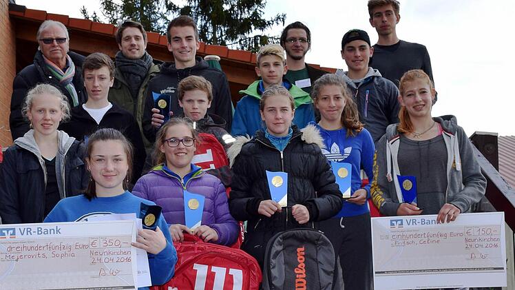 Die gl&uuml;cklichen Sieger des Guttenberger-Tennis-Jugend- und Nachwuchscups, mit (oben v. l.): TC-Vorsitzenden Ernst W&ouml;lfel, Turnierleiter Robin Kolbenschlag und Andreas Kaiser.