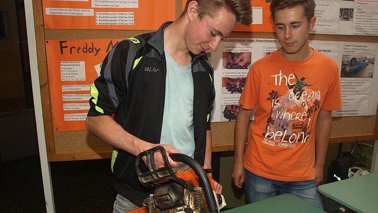 Bastian Herterich (links) zeigte seinem Mitschüler Christoph Ludwig die Reparatur einer Motorsäge. Foto: Stefan Geiger