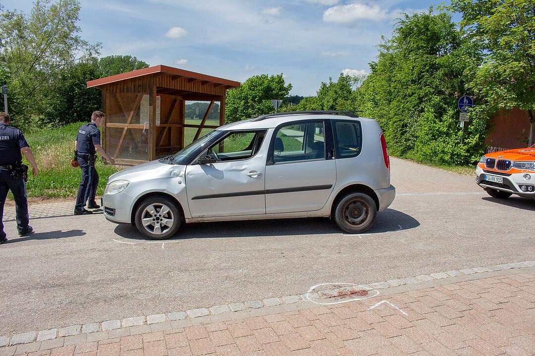 Radfahrer hat Glück im Unglück nach Kollision mit Auto