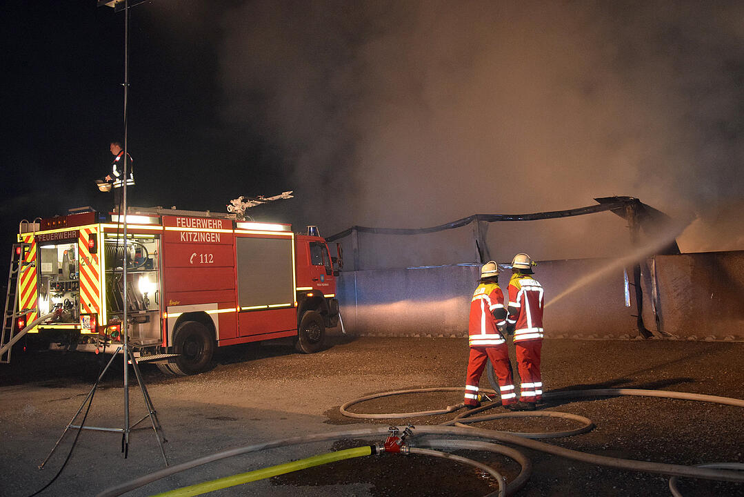 Fahrzeughalle in Flammen