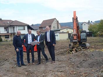Die ersten Bauarbeiten haben begonnen. Bei der Besichtigung des Baugebietes "nördlich der Eichendorffsiedlung" (von links): Karlheinz Adam, Andy Schindhelm (Vorstand Raiffeisenbank Küps-Mitwitz-Stockheim), Bürgermeister Rainer Detsch und Ulrich Fuchs (Vorstand Raiffeisenbank Küps-Mitwitz-Stockheim) Foto: K.- H. Hofmann