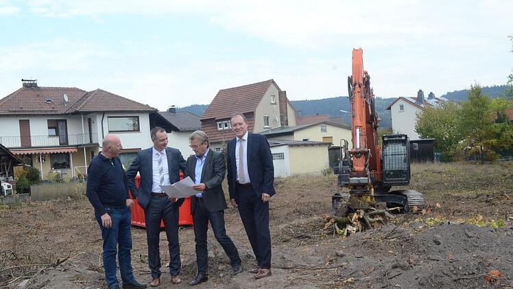 Die ersten Bauarbeiten haben begonnen. Bei der Besichtigung des Baugebietes "nördlich der Eichendorffsiedlung" (von links): Karlheinz Adam, Andy Schindhelm (Vorstand Raiffeisenbank Küps-Mitwitz-Stockheim), Bürgermeister Rainer Detsch und Ulrich Fuchs (Vorstand Raiffeisenbank Küps-Mitwitz-Stockheim) Foto: K.- H. Hofmann