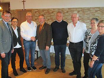Neuwahlen beim VdK (von links): Bürgermeister Armin Warmuth, Michaela Metz, Georg Väth verabschiedet Engelbert Roith, Siegfried Dill, Helmut Merz, Monika Väth und Ute Merz.  Foto: Winfried Ehling