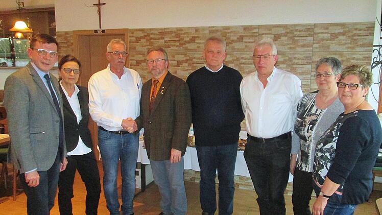 Neuwahlen beim VdK (von links): Bürgermeister Armin Warmuth, Michaela Metz, Georg Väth verabschiedet Engelbert Roith, Siegfried Dill, Helmut Merz, Monika Väth und Ute Merz.  Foto: Winfried Ehling