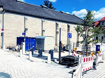 Rund um die Reithalle wurde bereits helles Pflaster verlegt. Foto: Uli Nauer