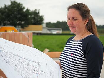 Tierärztin Sandra Uebelhack erzählt auf der Baustelle in der Liebigstraße im Neustadter Industriegebiet, wie ihre Praxis aussehen wird.