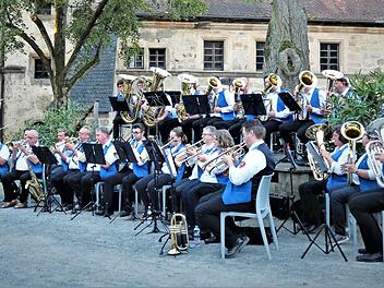 Nach monatelanger Pause konnte sich der Posaunenchor Veitlahm mit Chorleiter Peter Weiß endlich wieder der Öffentlichkeit im Schlosshof präsentieren.