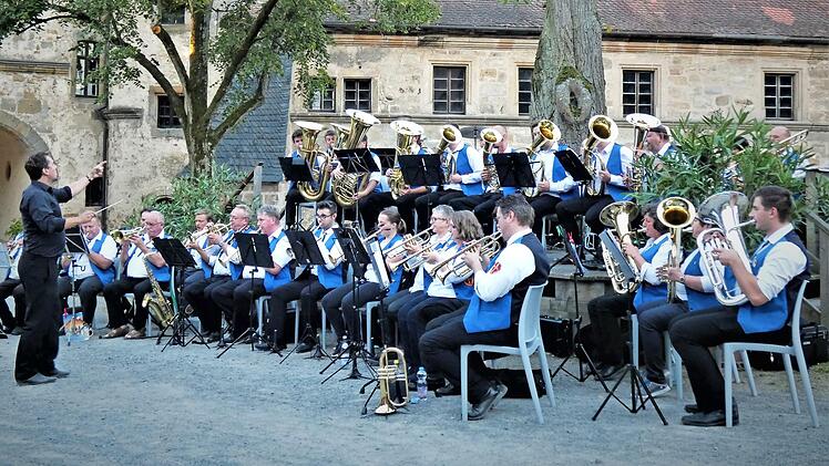 Nach monatelanger Pause konnte sich der Posaunenchor Veitlahm mit Chorleiter Peter Weiß endlich wieder der Öffentlichkeit im Schlosshof präsentieren.