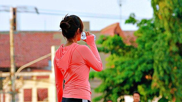 Schwitzt du vermehrt beim Sport, kann der Körper viele Elektrolyte verlieren.