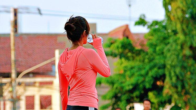 Schwitzt du vermehrt beim Sport, kann der Körper viele Elektrolyte verlieren.