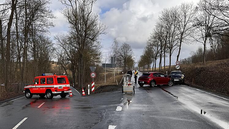 Drei Verletzte auf der B173: Frontalzusammenstoß zweier Autos bei Hof