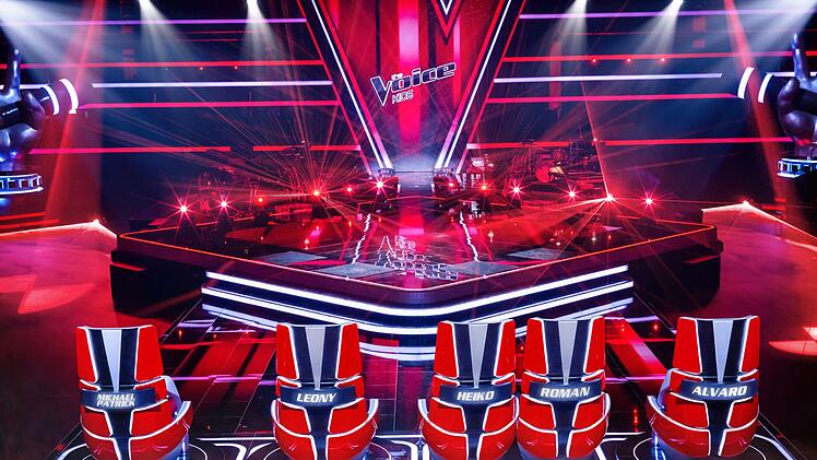 Die Stühle für die "The Voice Kids"-Coaches stehen schon: Michael Patrick Kelly, Leony, HE/RO und Álvaro Soler freuen sich 2026 auf junge Gesangstalente.
