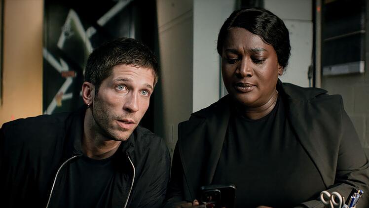 Der Frankfurter Polizist Milan Stepanovic (Slavko Popadić) unterst&uuml;tzt Gloria Acheampong (Thelma Buabeng) bei deren Einsatz in der Main-Metropole.