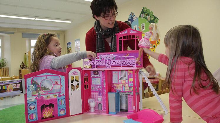In ihrem Notquartier im Waisenhaus haben sich Kindergartenleiterin Barbara Heindel und ihre Schützlinge bereits eingelebt.
